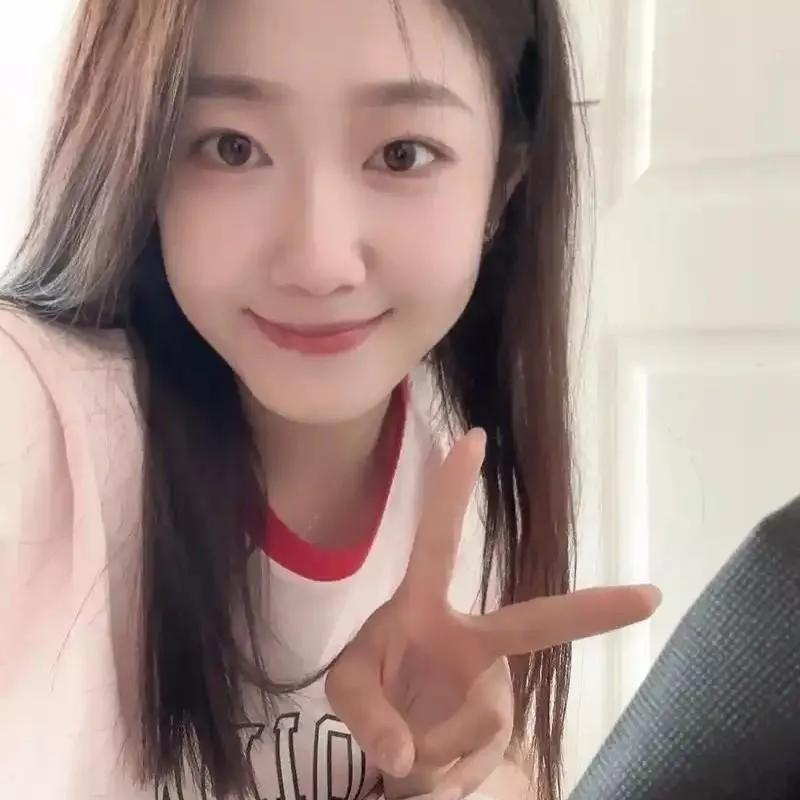 元气少女，微笑比心，快来点赞！😊👍少女感笑容 少女感微笑女孩 美少女的微笑 