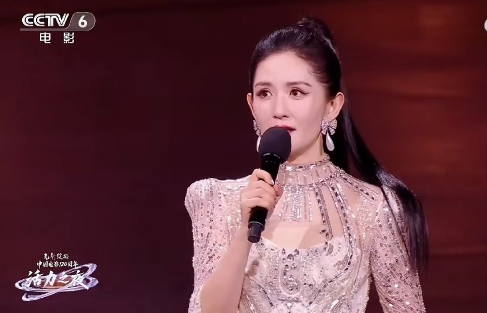 谢娜主持 从最初在综艺里崭露头角，到如今第六次登上央视级盛典舞台，从中秋晚会到鸿