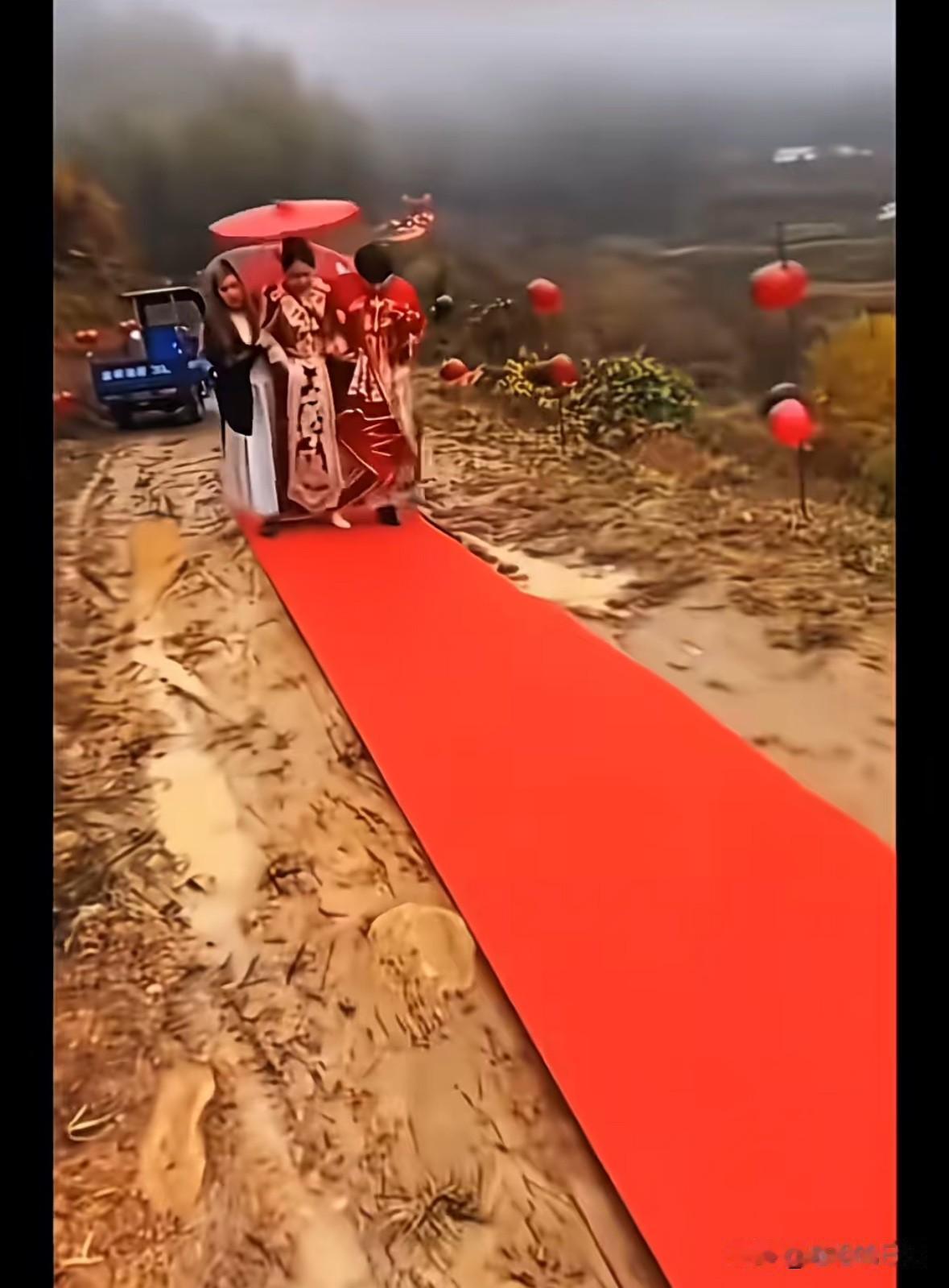 一对新人结婚，因为道路泥泞，男孩子家用红毯铺满整个山间他们走过的路，如同十里红丝
