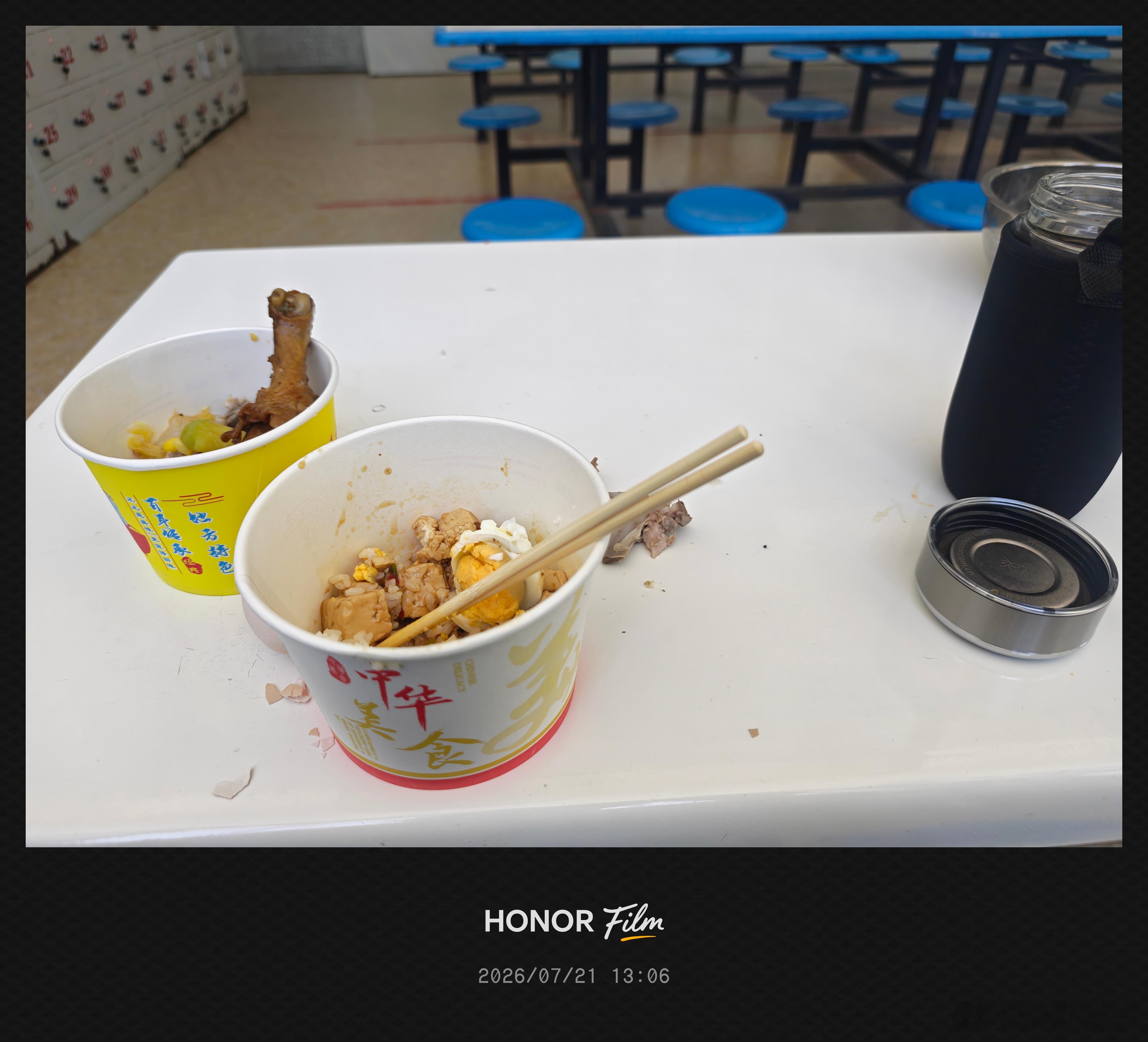 这会食堂都是女生，我还是和读书的时候一样腼腆，不好意思和女生坐一桌，自己在角落里