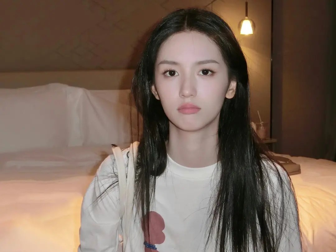 周也今天发的照片里有只巨大的蟑螂!个人卫生这么不到位呢[哆啦A梦害怕] ​​​