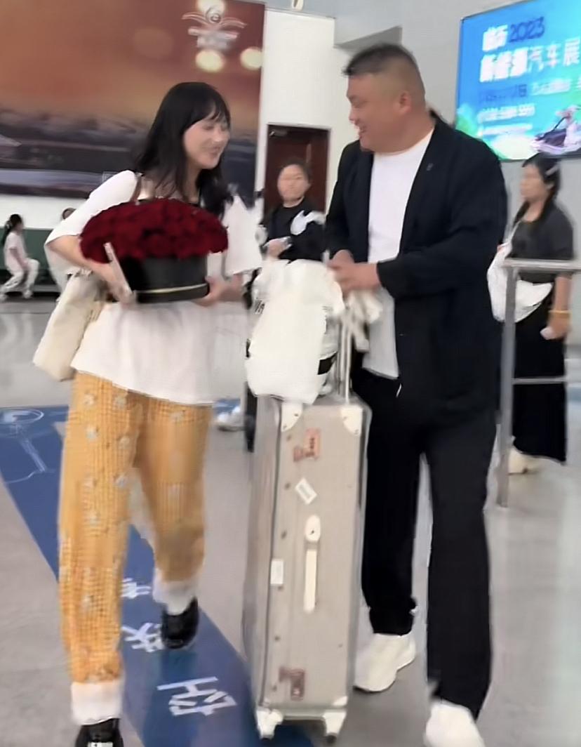 草帽姐的前夫又找了一个小自己18岁的小女朋友，今天手捧一盆鲜花去接小女朋友，女儿