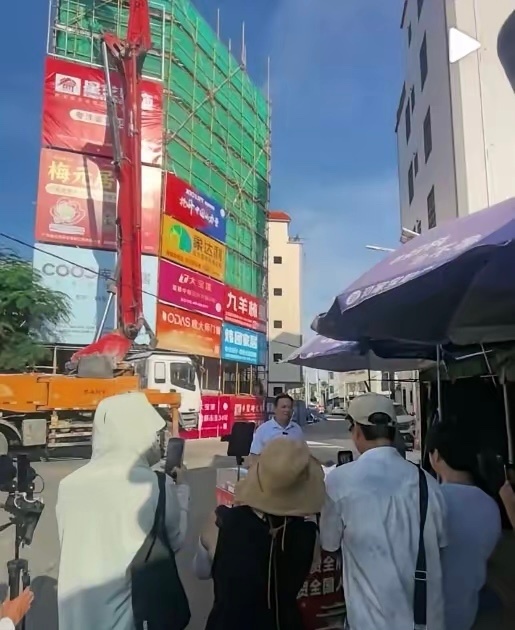 全红婵老家新房五层封顶，巨型月饼摆场庆祝，大批网红扎堆直播打卡。有人说家里改善住