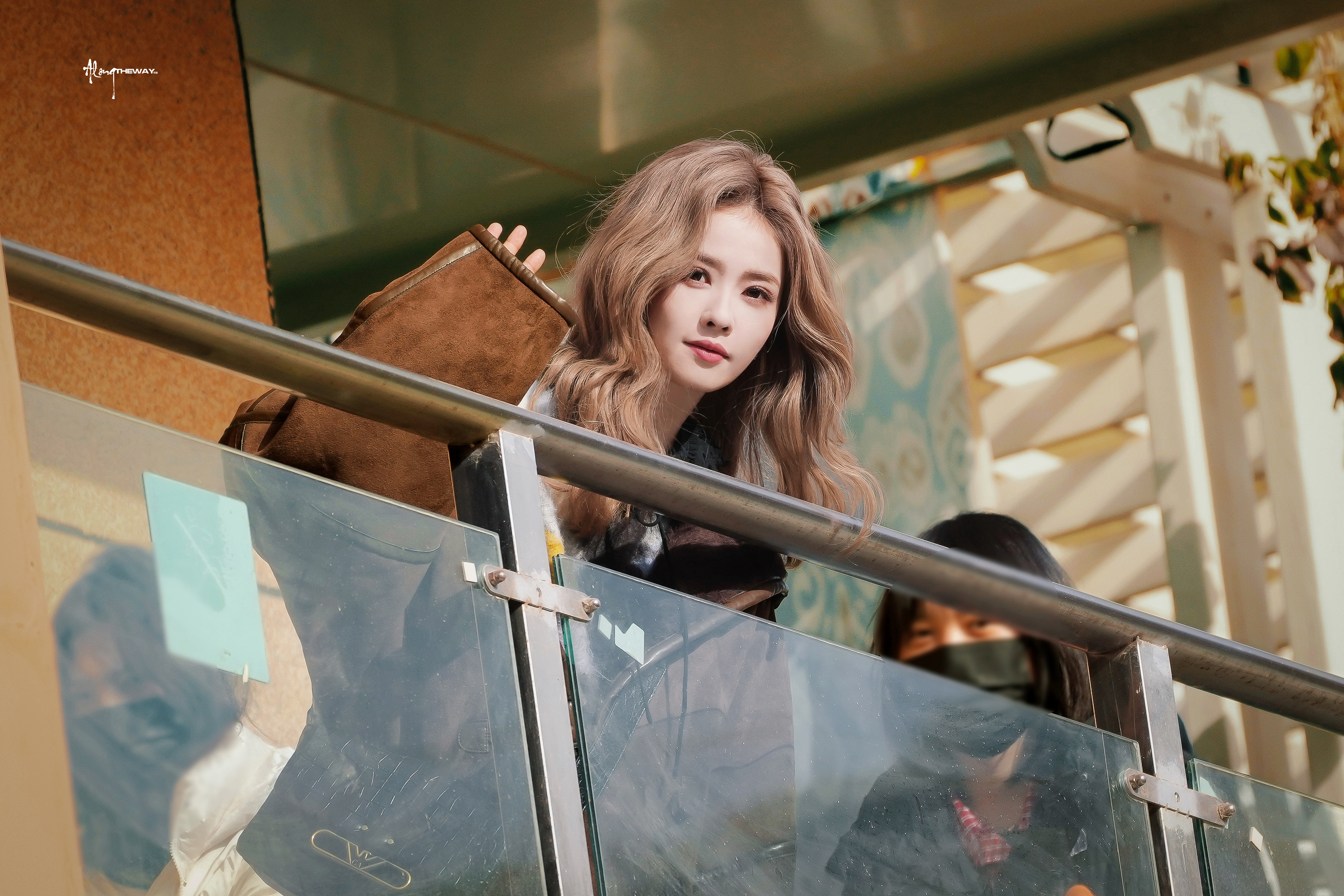 这个黄毛丫头美到宕机。白鹿是怎么做到姐感和妹感同时存在的？太期待奔跑吧天路篇了。