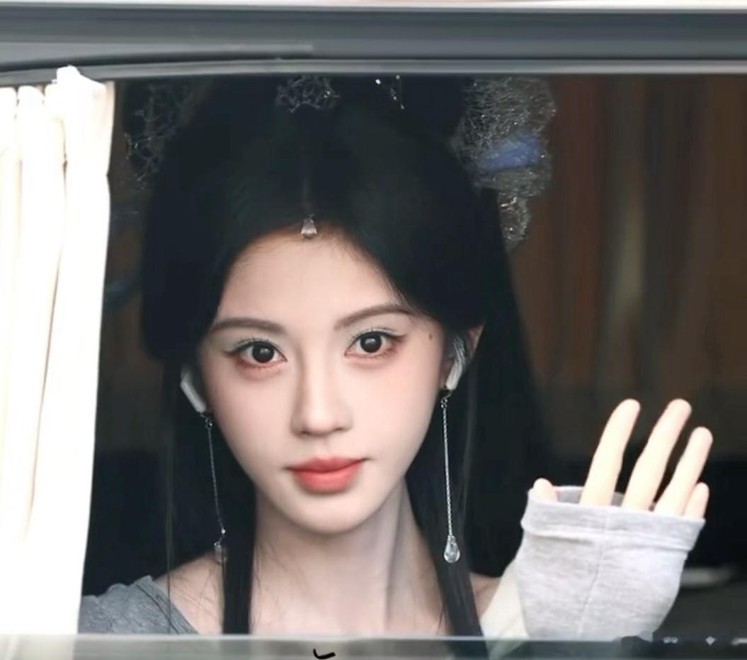 鞠婧祎的怼脸美藏在细节里，“阿黛出妆” 造型中，她的唇色柔和，眼妆精致却不浓重。