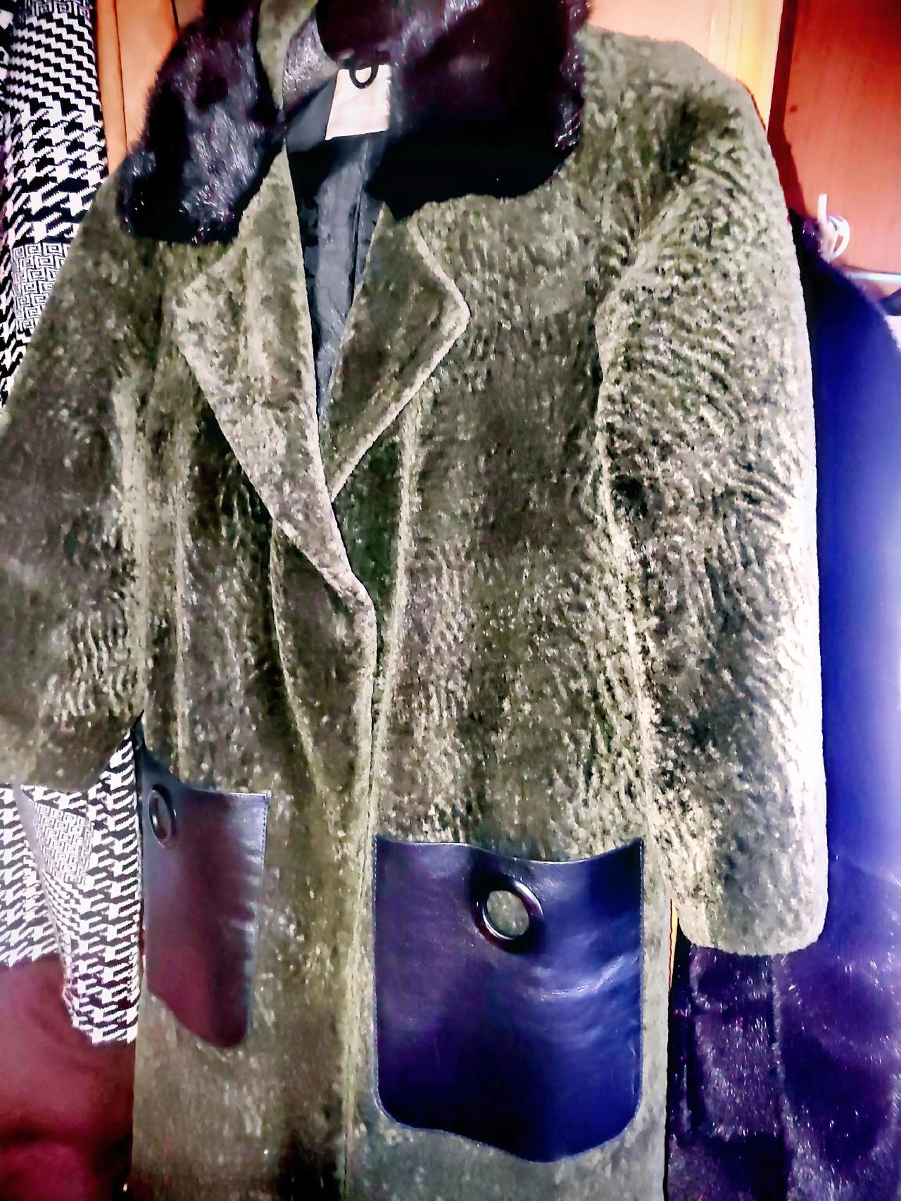 昨天突然温度降的厉害。
吃过早饭，我便简单的梳洗打扮一下，准备出门逛超市。
打开