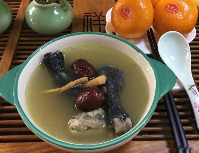 党参大枣乌鸡汤今天突然想喝乌鸡汤了，但是这两天的四物汤包的味道有点喝够了，翻了翻