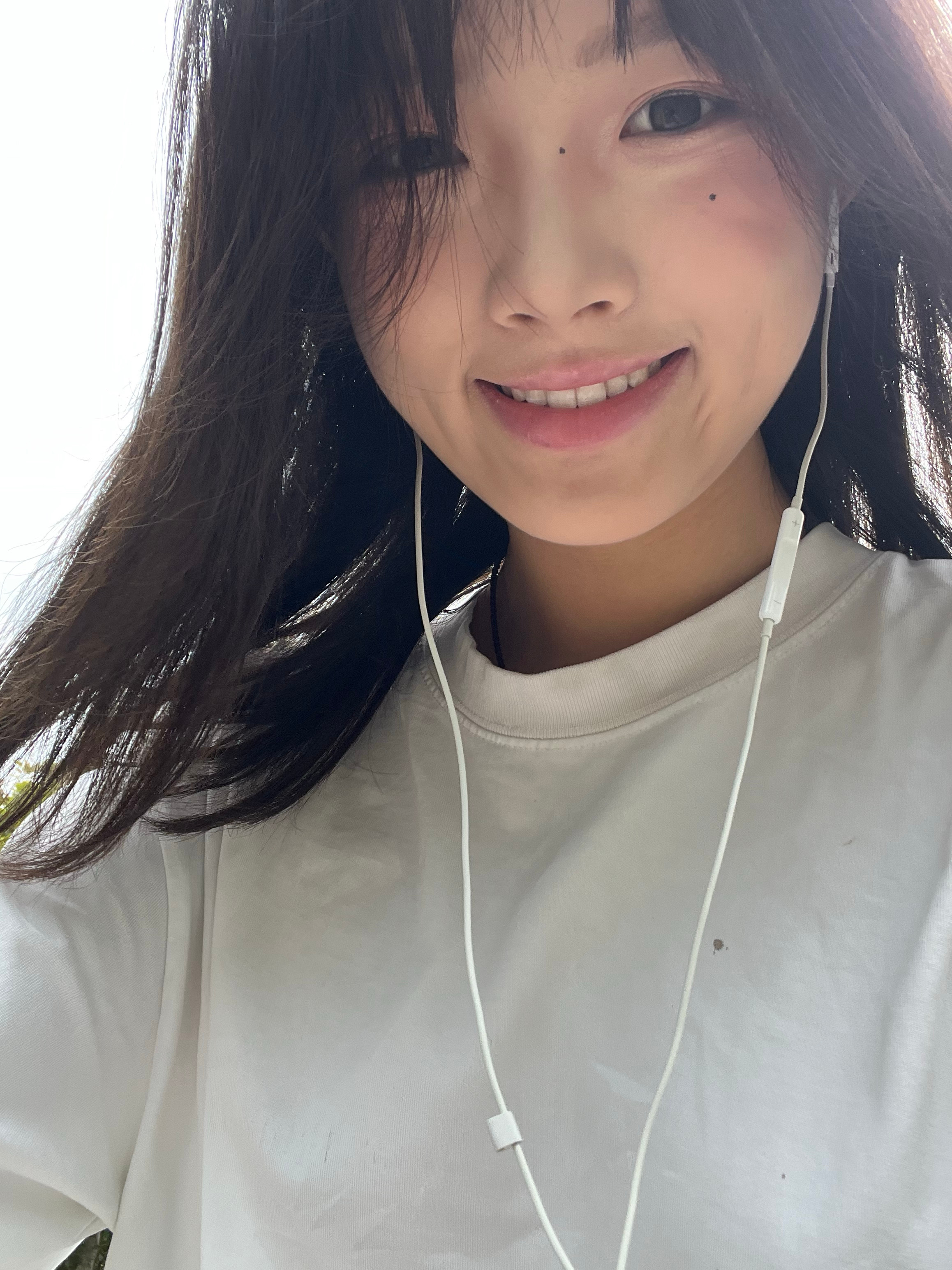 我的化妆品大换新 今天试了一下新的化妆品 好开心 花了一个美美的妆去拿快递和外卖