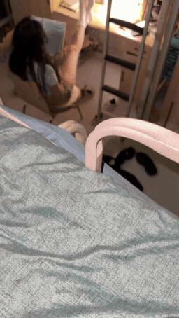 这个场景我见过 不过在男生宿舍