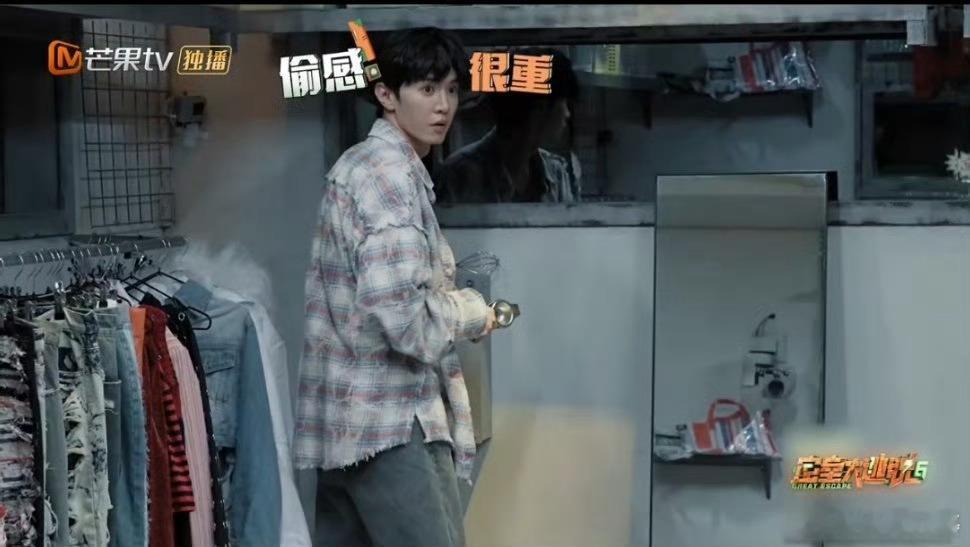 #陈哲远用高跟鞋开锁第一人#陈哲远这脑洞太大了，高跟鞋：我也没想到我这鞋跟还能开