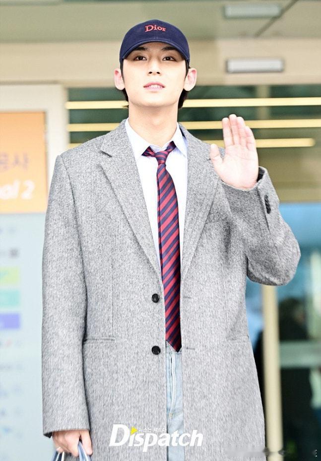 19日，SEVENTEEN金珉奎经仁川机场出发，前往法国出席日程。Mingyu金