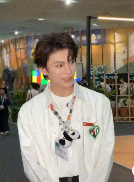 丁禹兮用本名丁舟杰出席联合国气候大会路透来了，这状态也太好了吧！