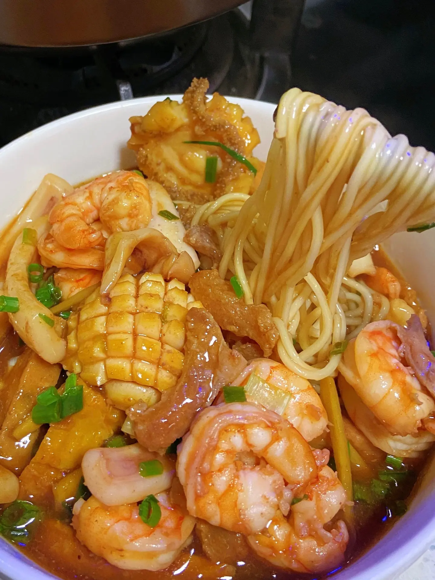 赶快去试试这个，真的巨好吃。自己在家做的海鲜捞面，料足又新鲜，每一根面...