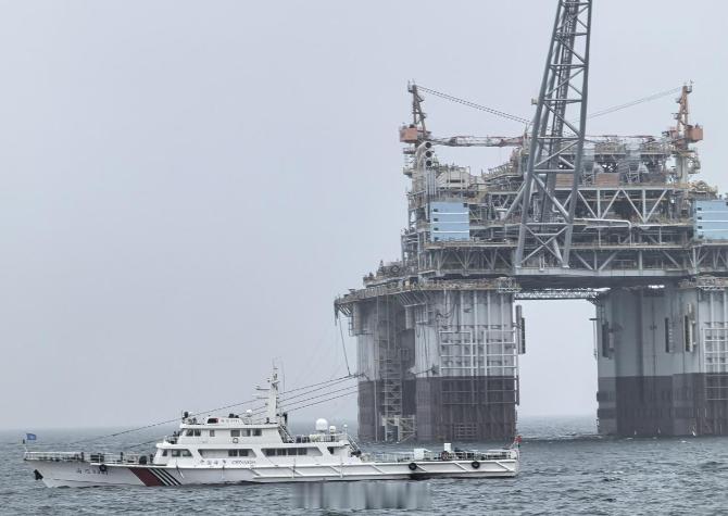 【海上巨无霸！十万吨级海上浮式油气生产装置浮托组装作业完成】据媒体报道，在辽宁大