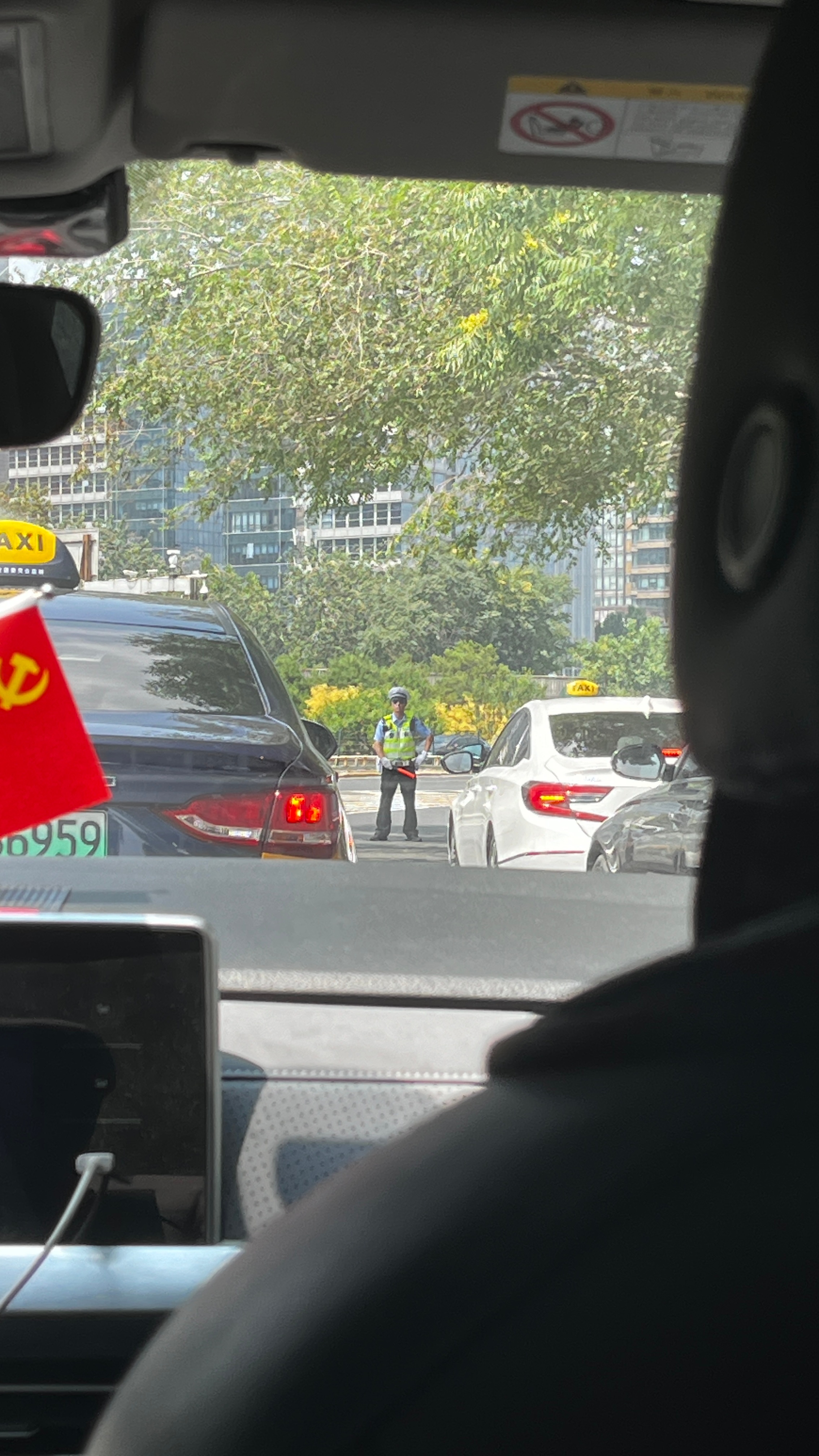 现在的打车平台安全做的确实很到位，打车去机场，遇到交通管制停了十几分钟，期间不仅