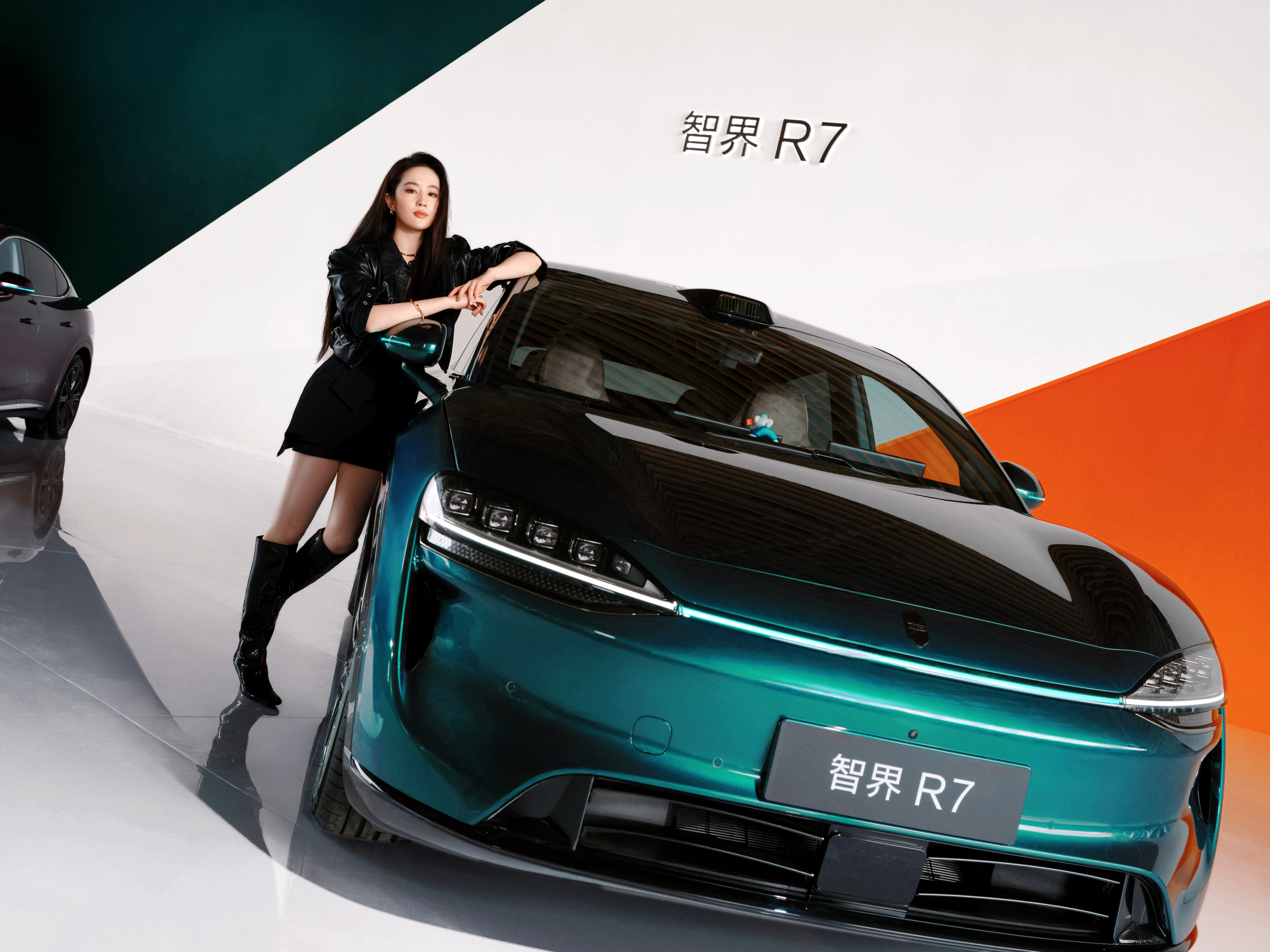 我今天依然沉侵在刘亦菲的美貌中不能自拔……绿色的智界R7颜值非常高！刘亦菲38岁