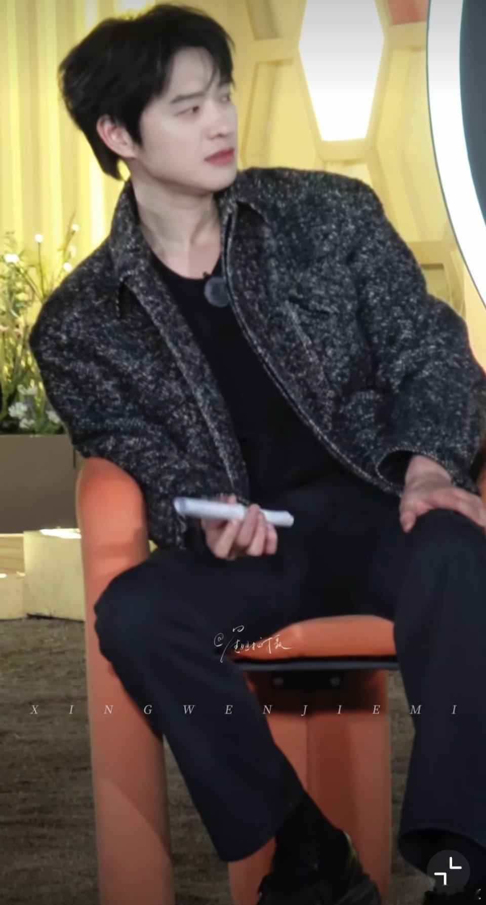 魏大勋顺手捡了个垃圾周五晚高疯 魏大勋的教养真的刻在骨子里！周五晚高疯发布会现场