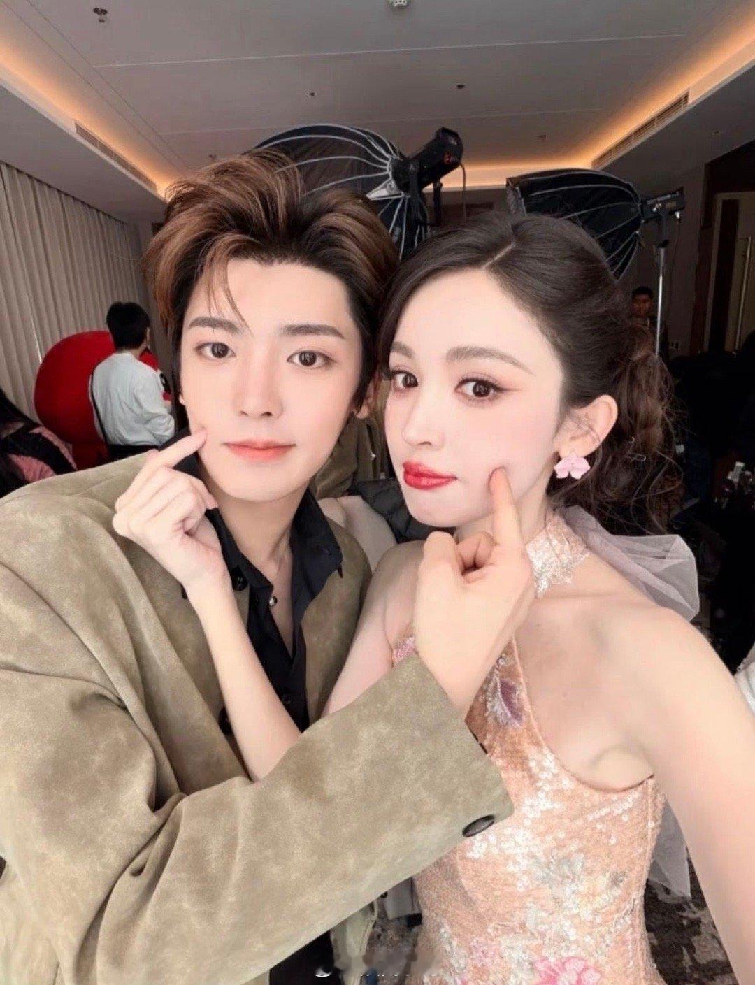 我家cp回应二搭就这么大大方方 玉茗茶骨直播二搭回应太甜啦！娜扎侯明昊来回拉扯，