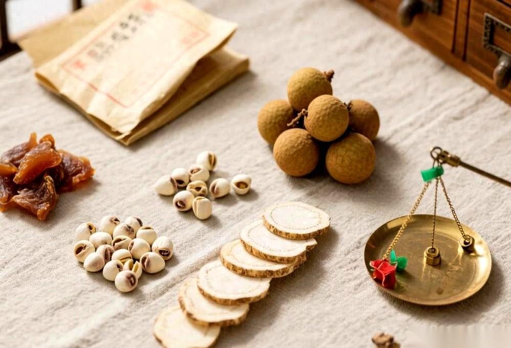 脑子跟个破马达一样，一关灯就开始嗡嗡嗡自己转。翻来覆去，就是睡不着。
白天呢？整