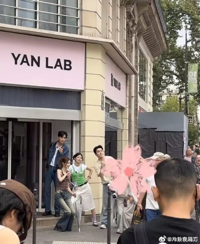 李佳琦[超话]李佳琦张予曦巴黎挤地铁谁懂啊！在巴黎地铁偶遇李佳琦张予曦，这运气是