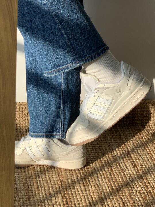 谁懂这种质感牛仔裤配小白鞋的感觉🫶🏻