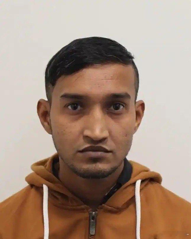 印度男子坐飞机性侵邻座女孩34岁印度男子贾维德在英航航班上，趁邻座12岁女孩熟睡