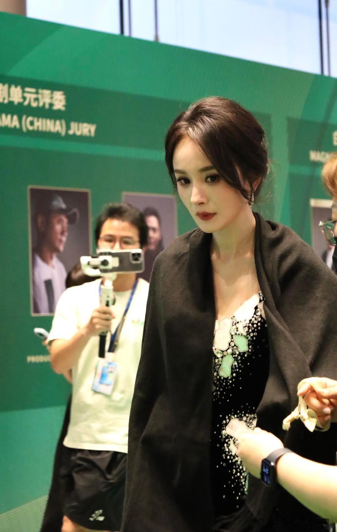 杨幂出席第31届上海电视节白玉兰奖提名晚宴，身穿一袭Tamara Ralph 2
