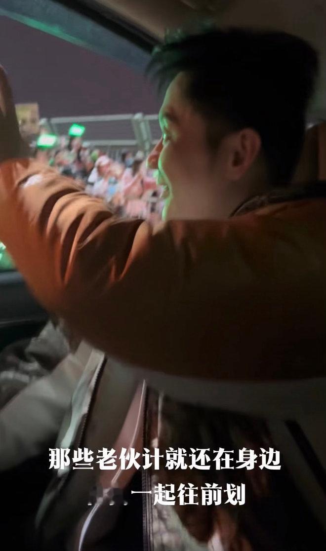 李晨感谢跑男十几年陪伴奔跑吧有人问我跑男有什么好看的？我说：你去看看李晨。看看一