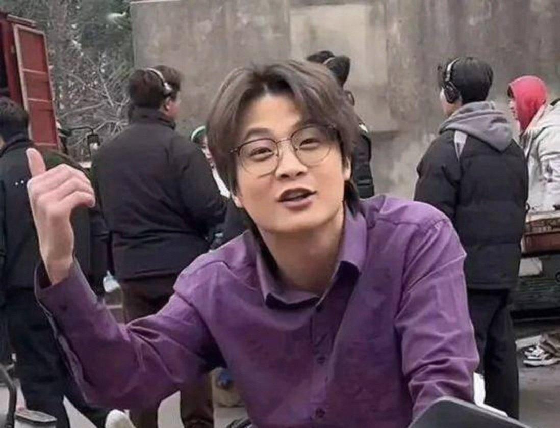 横店龙套演员黄子仟死了，24岁，银行卡里只剩几百块。但警方一查他近三年的流水，发