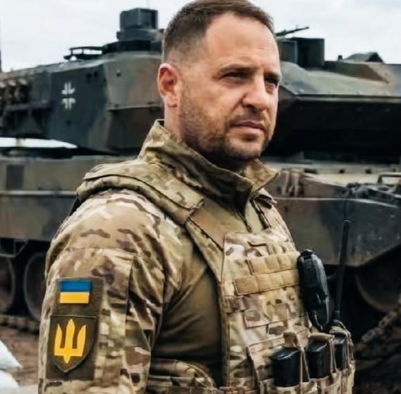 叶尔马克曾经是泽连斯基的“左膀右臂”！
叶尔马克这个曾经的总统办公室主任，是不是