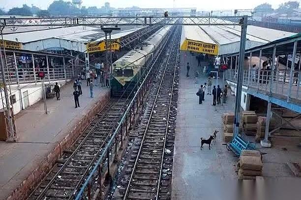 一张图，什么话都不用说，直接把人看傻了。
左边，人山人海，火车顶上都挂满了人，感