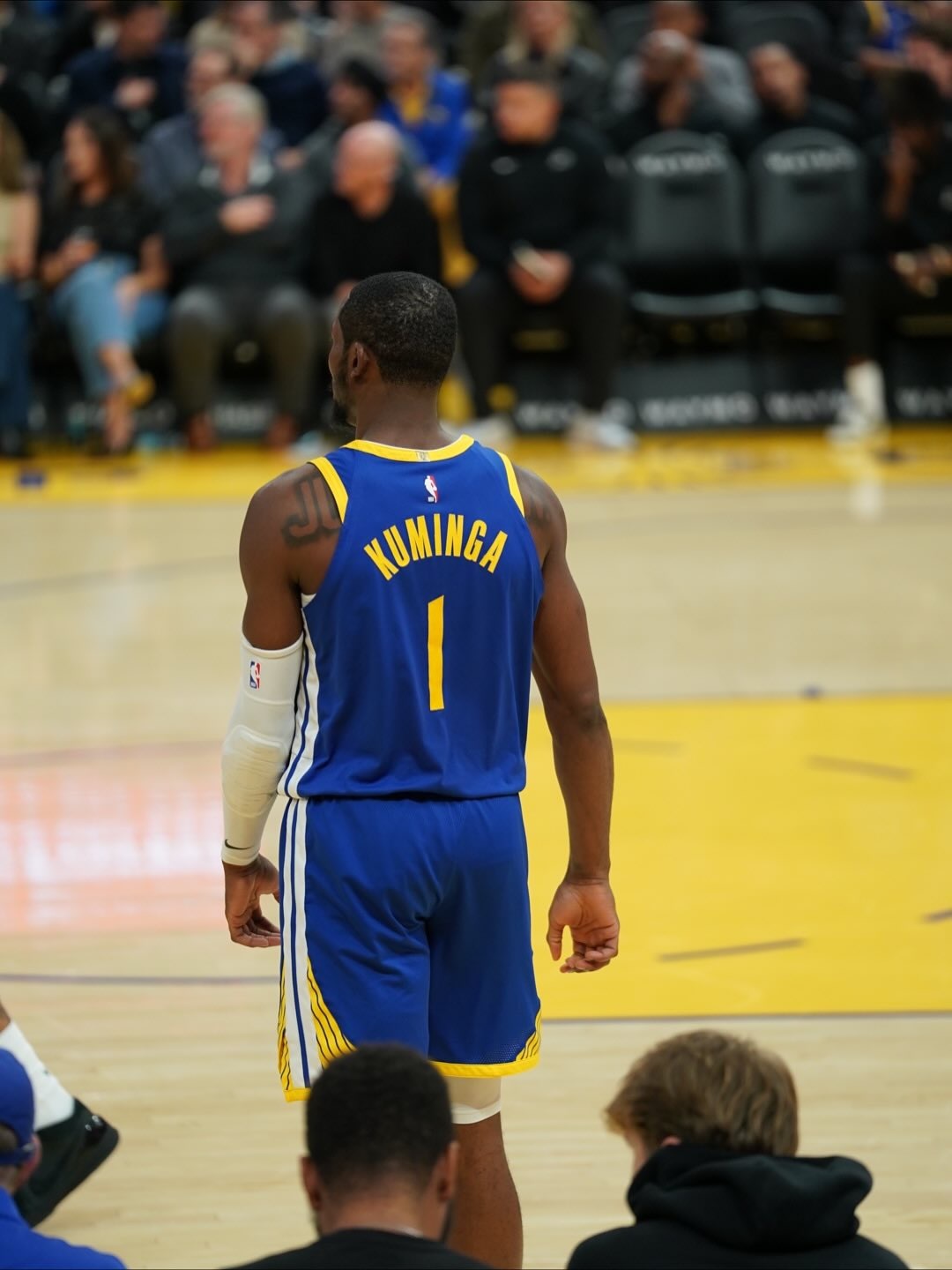 库明加膝关节肌腱炎出战成疑，科尔表示今天会打比赛。怪不得上一场比赛捂着膝盖，有着