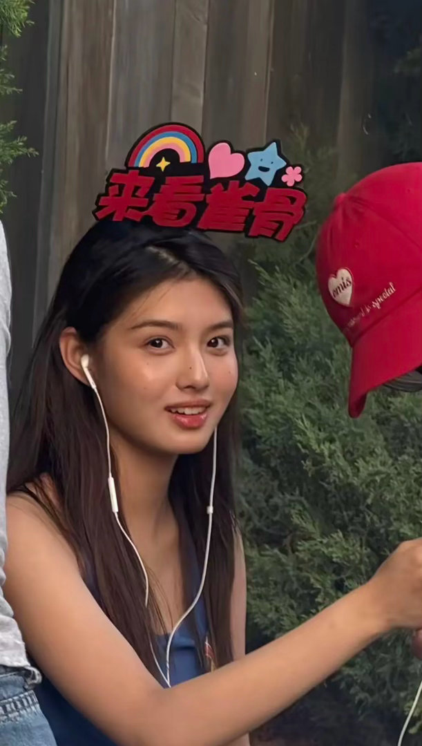 为啥总觉得有点普感觉她离不开大滤镜，也挑角度 