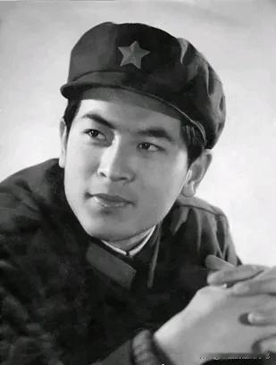 1955年出生的郭旭新是八十年代很有名气的演员，主演过电视连续剧《蹉跎岁月》。当