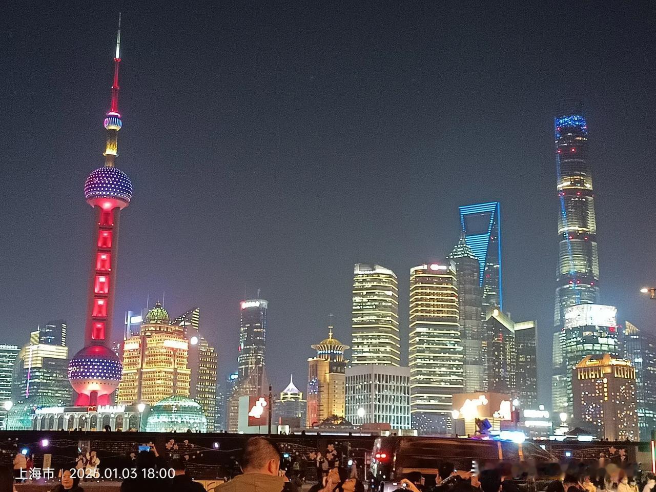 用鲁迅先生说过的一段话跟大家共勉：
“父母存在的意义
不是给予孩子舒适和富裕