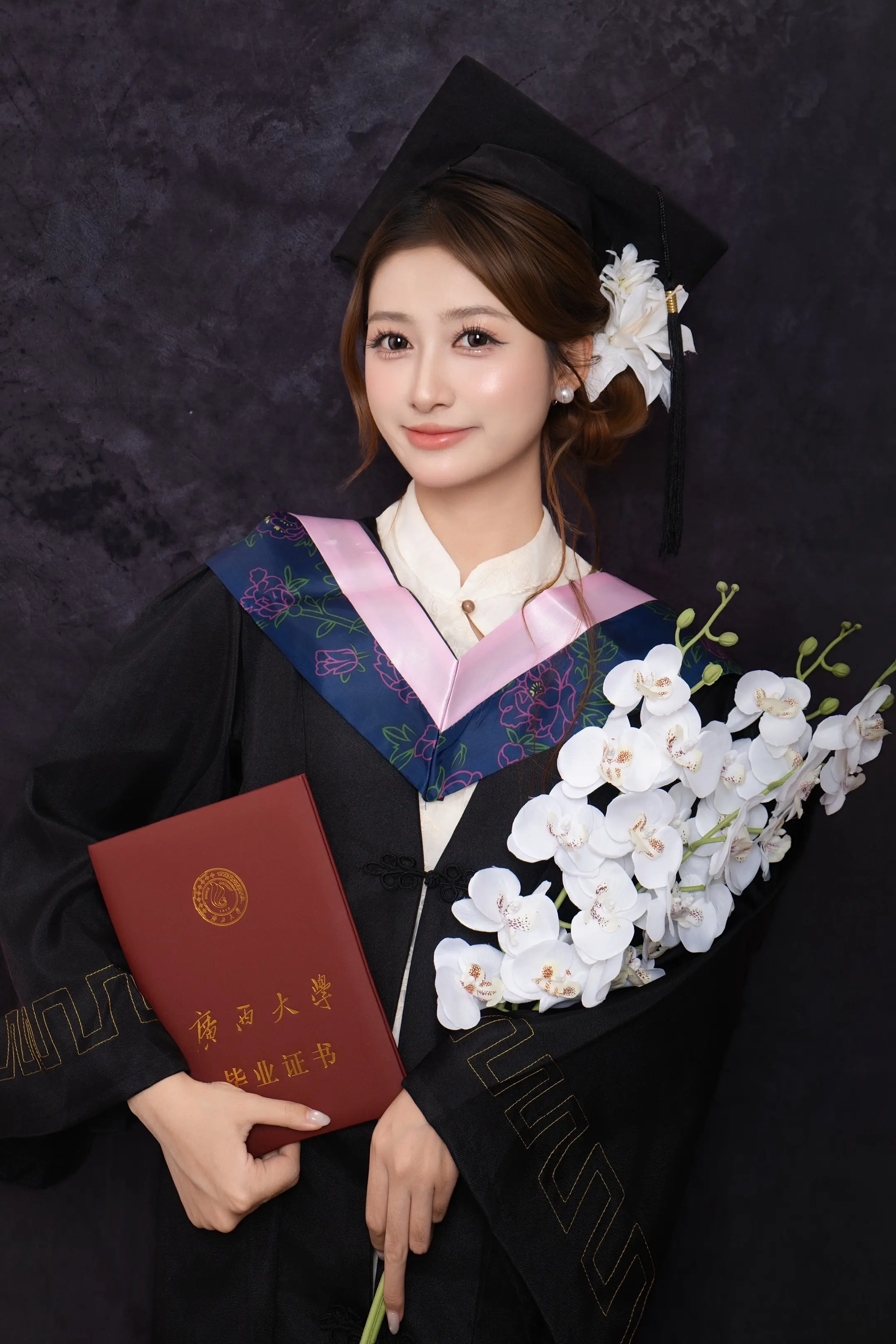 🎓我又又又毕业了……  其实是小美的店上新【学士服毕业写真】啦！快来...