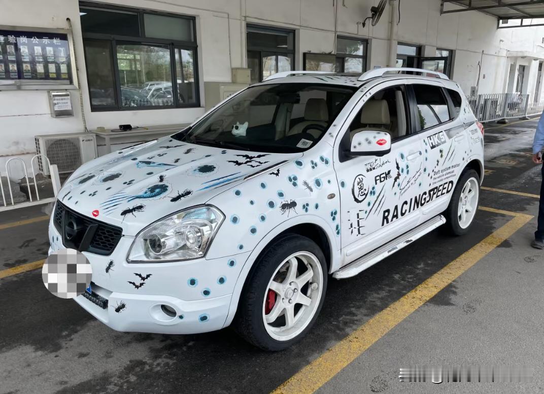 加油站看见一个痛车，介不四车界精神小伙 一森的皮皮虾嘛[吐舌]