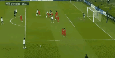 越南被罚下一个球员，都说拜合拉木是故意的，其实我分析之后认为，他那个在球网捡球后