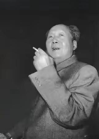 卢麒元：当世界警察穿着警服干绑票的时候，警匪的界限模糊了。

这话太实在了！所谓