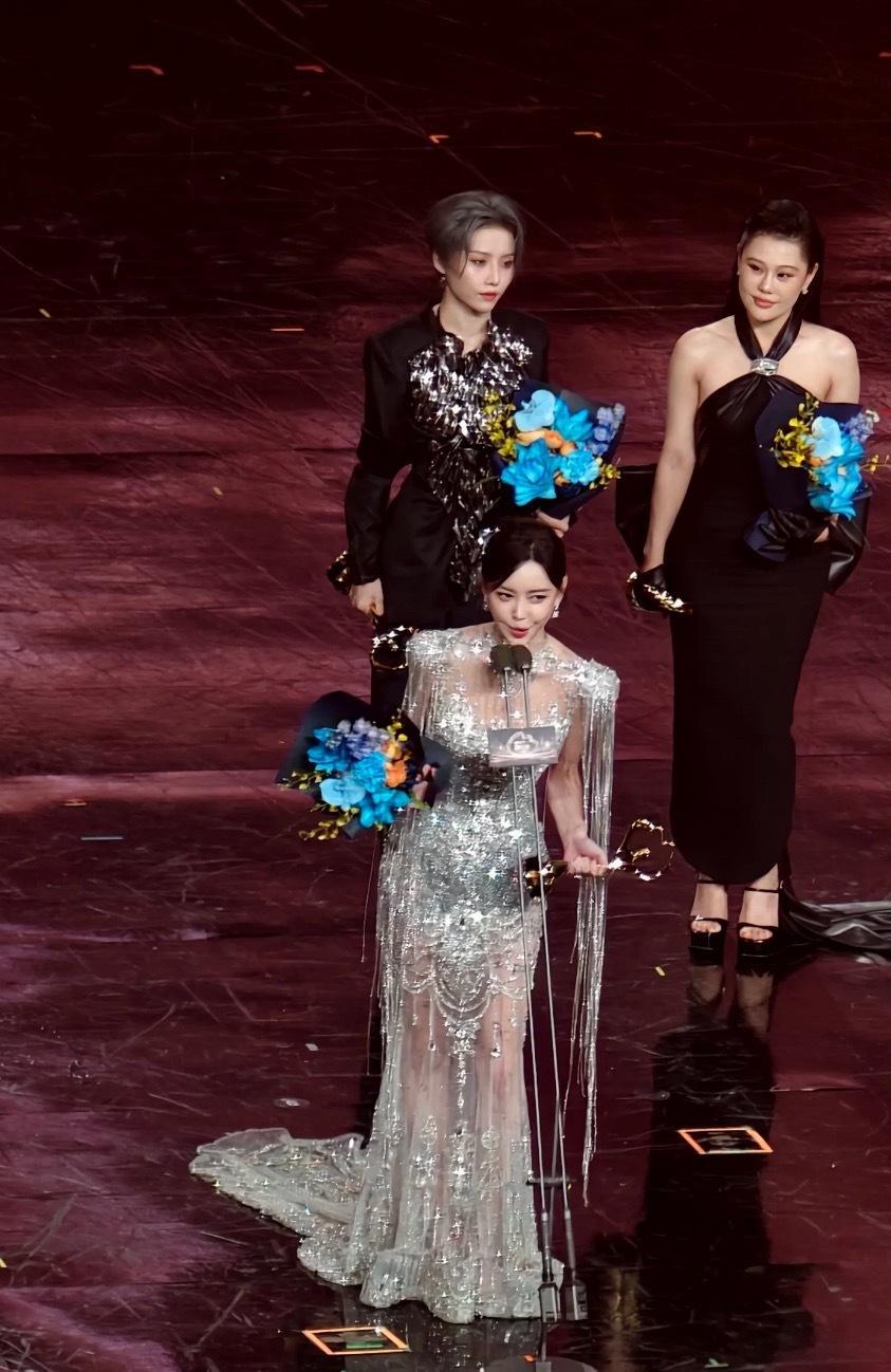 微博之夜那滩让大麦总裁摔倒的水她们那时候就在看那滩水了吧 