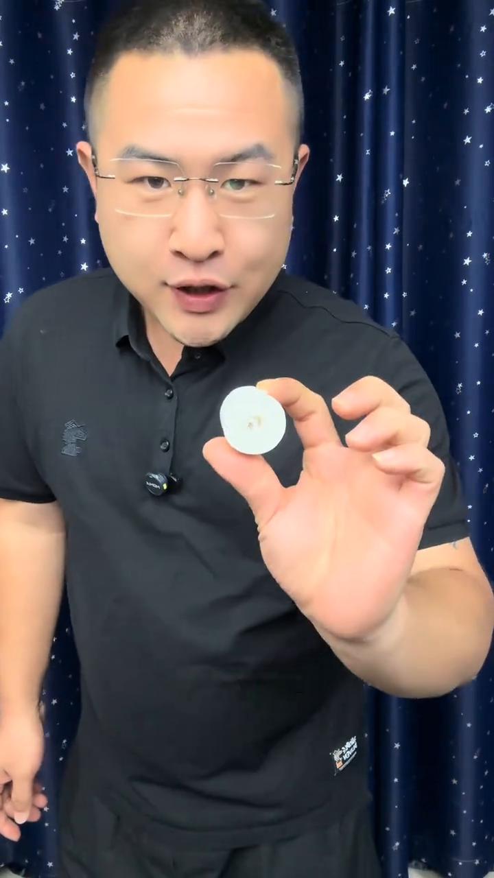 江湖高手吐十米蜘蛛丝，现场观众都看呆了。
注意看，一名男子嘴巴竟然可以吐出十几米