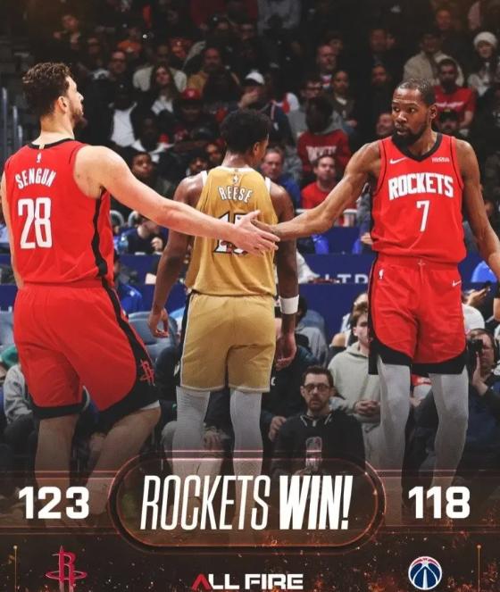 火箭官方确实太会来事了！在今天火箭客场以123：118击败奇才的比赛中，火箭双星