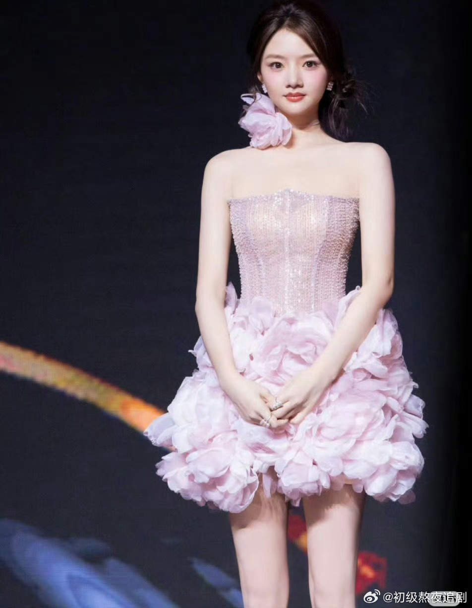 任敏挺厉害的，精修永远比本人好看 ​​​