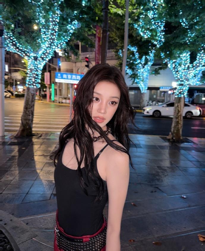 宋雨琦摇滚美人宋雨琦御姐天花板夜晚街边灯光下的宋雨琦，温柔又带着不羁的酷感 