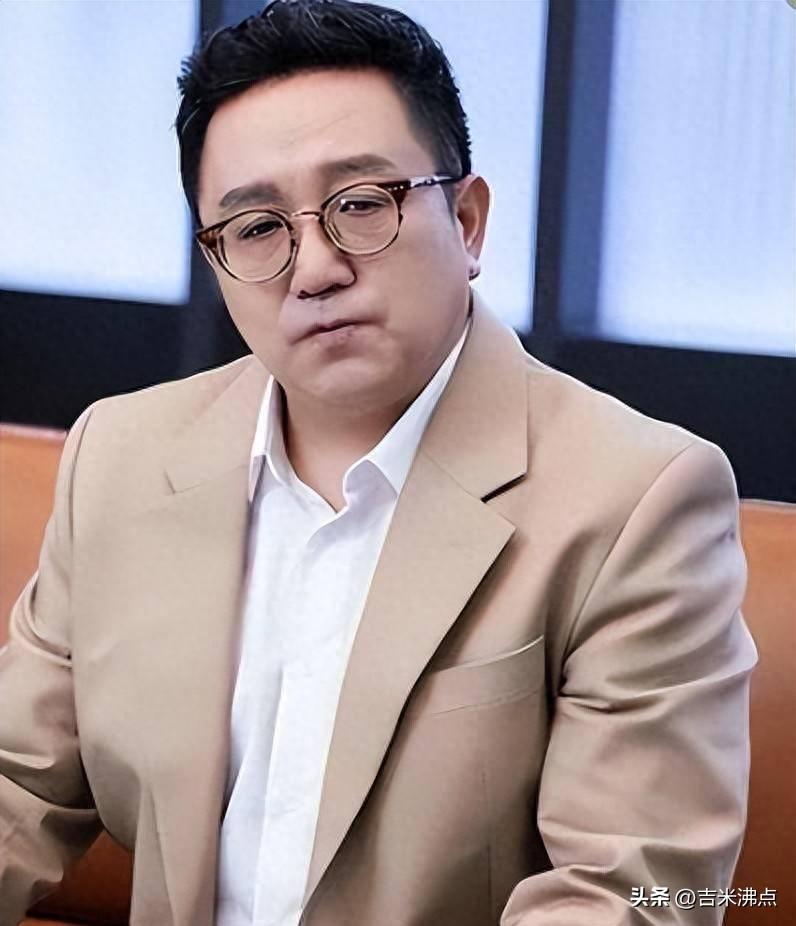 64岁还在拍戏，离异带娃又当女婿，他的人生怎么没写完？
句号今年64岁，演了四十