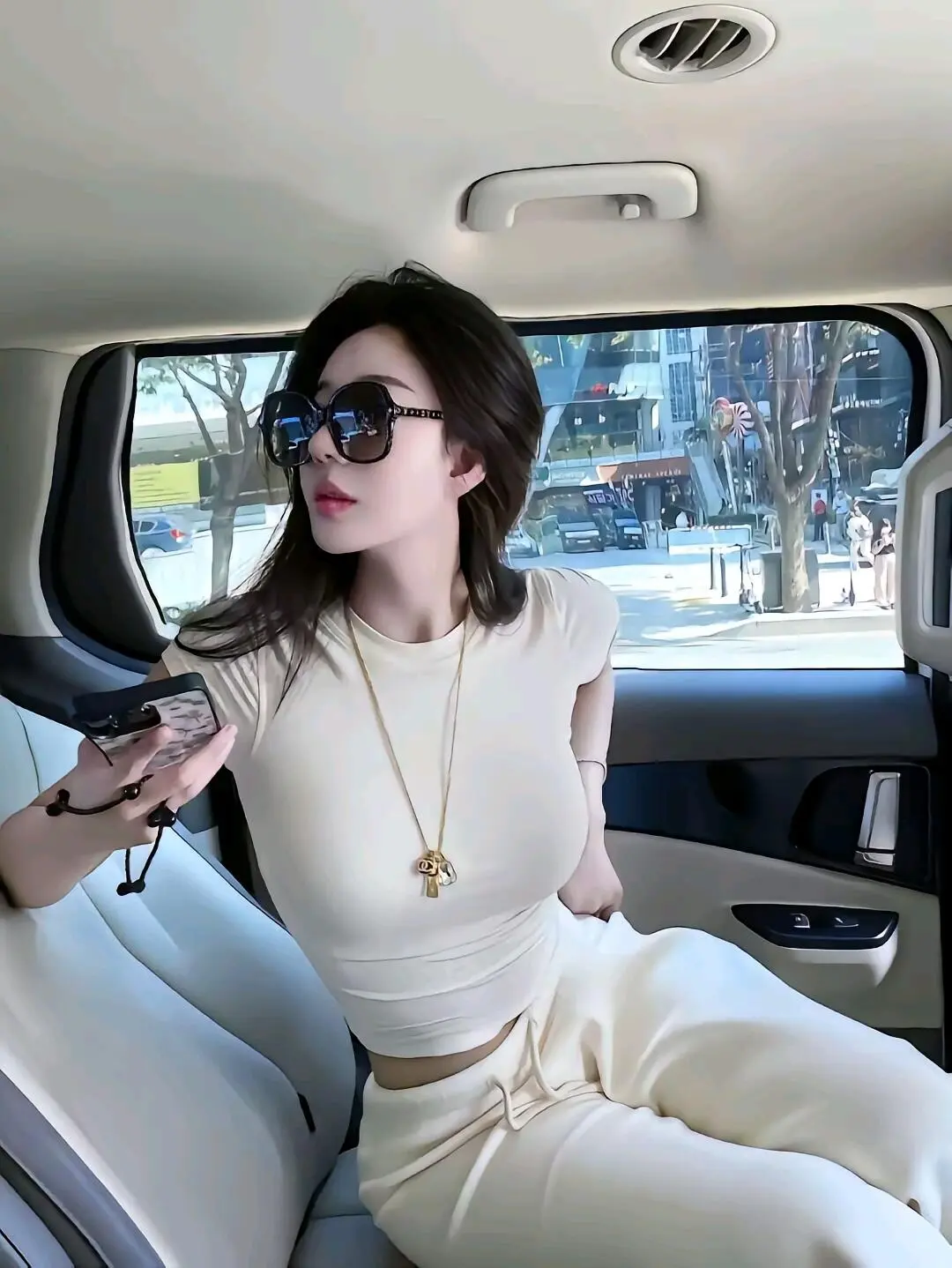 “人这一生，朋友并不是越多越好，而是越真越好，别管认识多少人。在你困难...