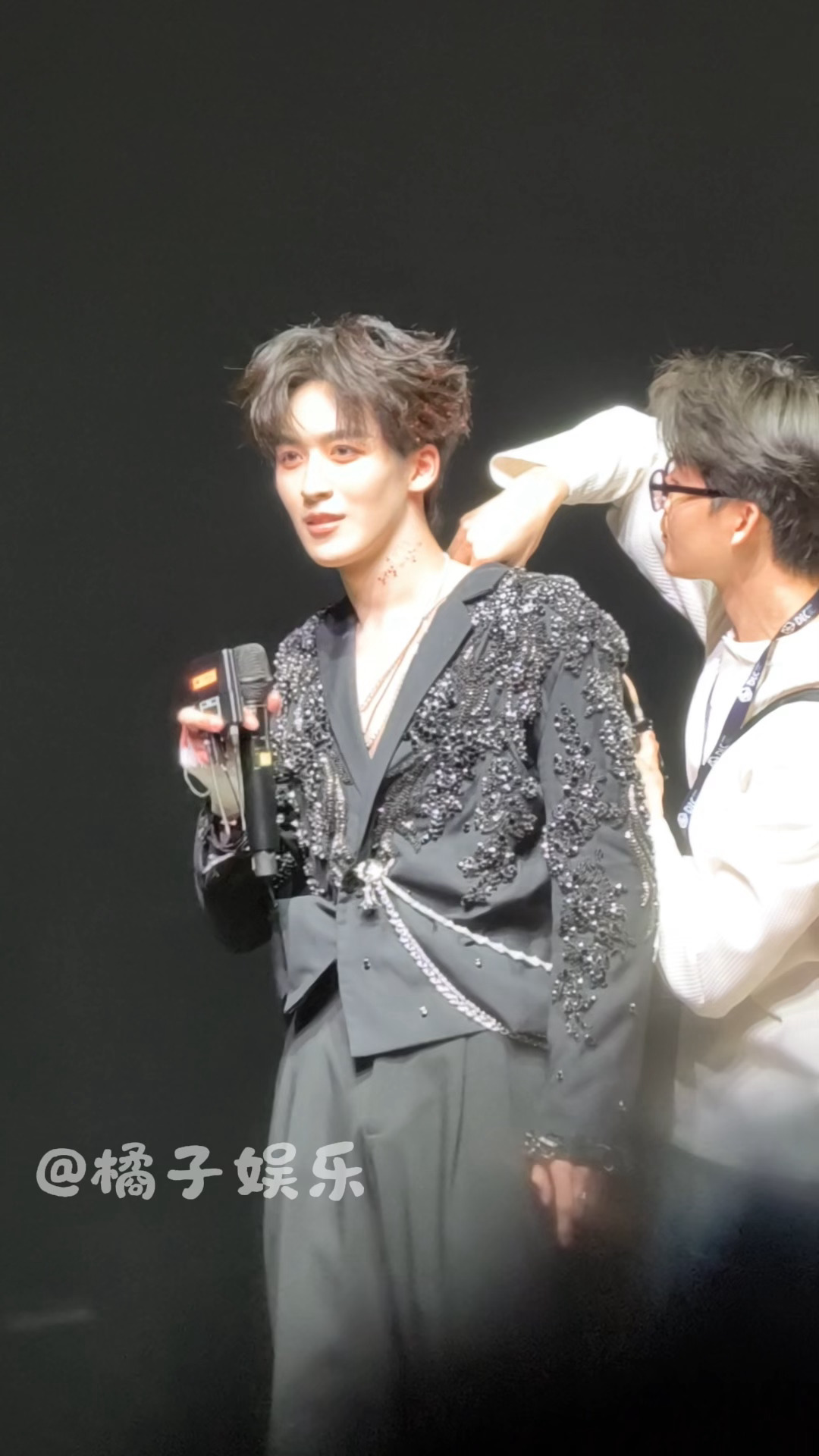 笑死了粉丝一直在喊脱掉！！何洛洛：“等一会让后面的任豪脱～”何洛洛 等一会让后面