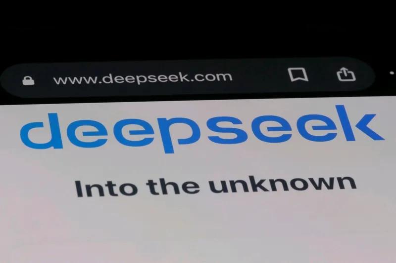 deepseek迭代至V3版本时，借助数据蒸馏技术与硬件算力的调度优化，大体上解