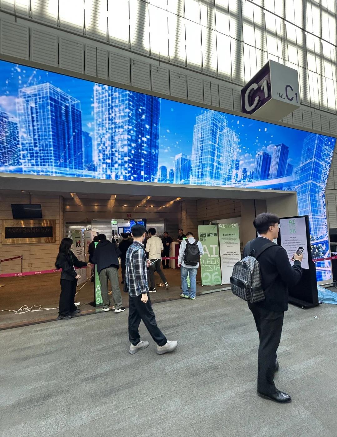 参观2026韩国人工智能展会
专程从中国来的专业观众相当多
	
韩国国防AI产业