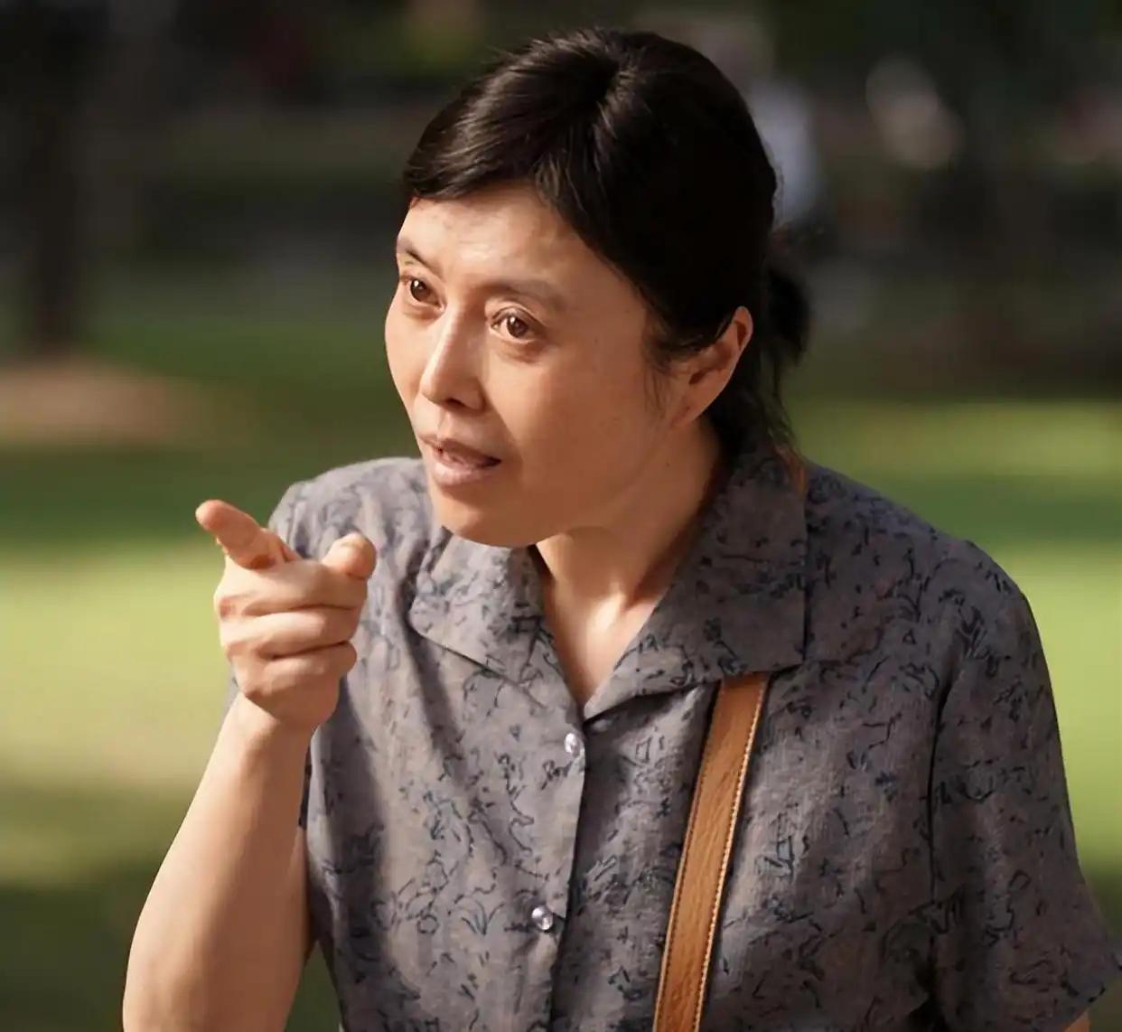 年轻时没管好下半身，如今为此付出代价，国家一级演员，六次影后，却在千人大礼堂下跪